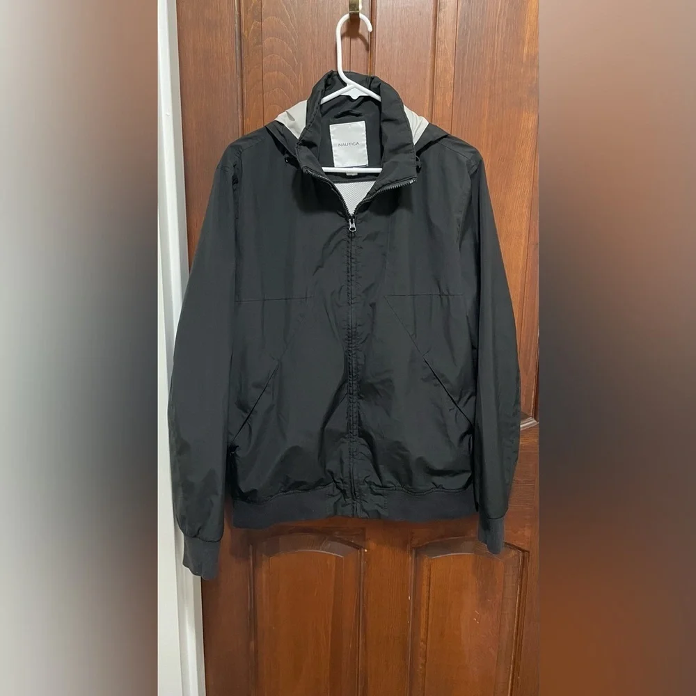 Nautica Men's black hooded Windbreaker Jacket . Full zip front size medium